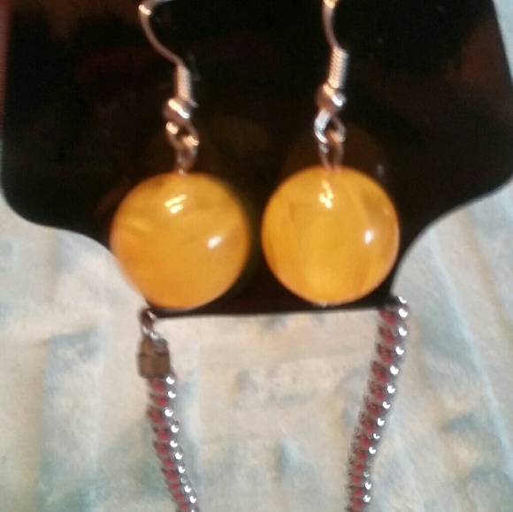 ⭐Beaded necklace and earring set - Picture 3 of 3